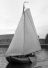 Tjotter 'Wilhelmina' onder zeil in Oosterhaven te Enkhuizen. (Collectie Nederland, foto W. van Leeuwen)